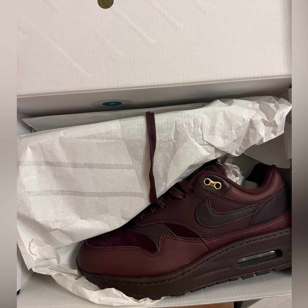 Nike Men's Maroon/Burgundy Leather Air Max Sneaker